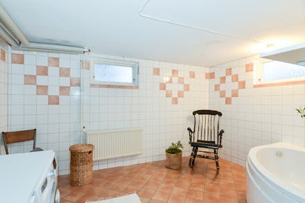 I källaren finns ett kombinerat badrum / tvättstuga