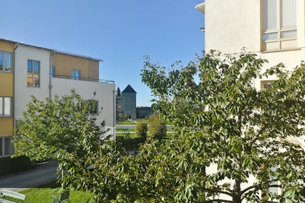 Utsikt mot Dalmanstornet och ringmuren från bostaden
