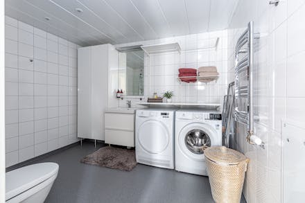 Välutrustat badrum med egen tvättmaskin och egen torktumlare