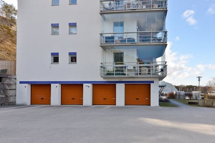 Föreningen har 12 garage till 15 lägenheter
