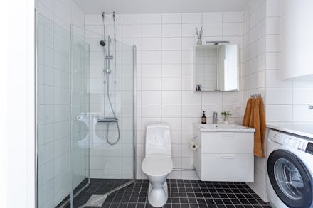 Välutrustat badrum med kakel, klinker och golvvärme