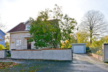 Välskött 1930-talshus och garage från 2009
