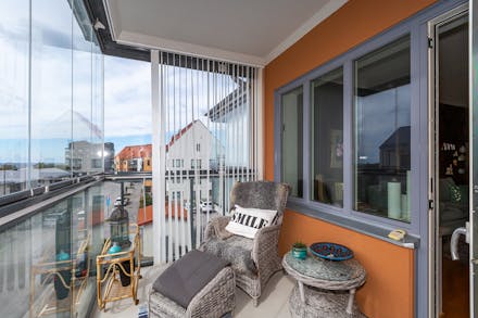 Inglasad balkong med plats för utemöbler