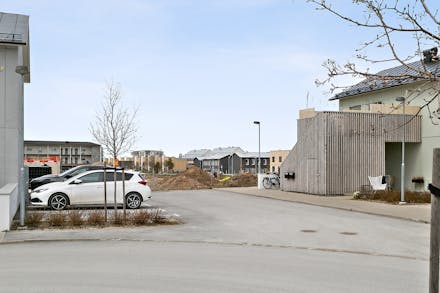 Bilplatser / carport finns på föreningens innergård