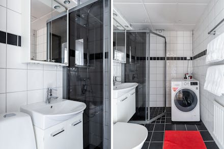 Badrum renoverat 2014 med kakel/klinker och golvvärme samt egen tvättmaskin
