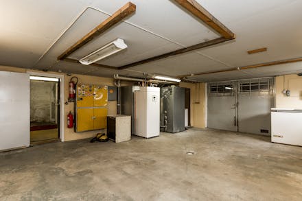 Garage med värmepanna och tvättmaskin.