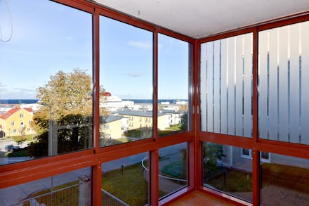 Inglasad balkong med skjutbara fönster