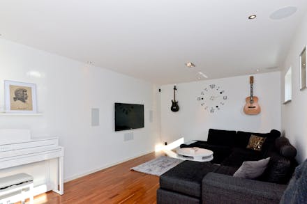 Här finns det infällda högtalare både i vägg och tak för bästa ljudupplevelse.
