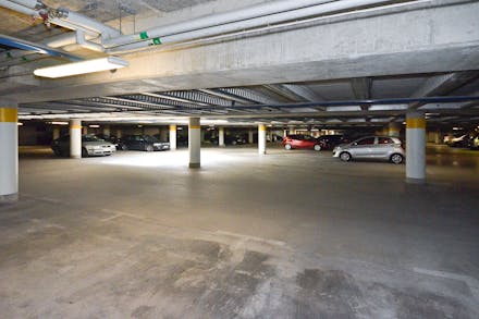Garage med egen bilplats ingår i månadsavgiften