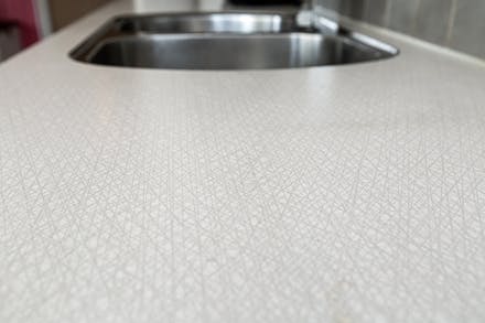 Det klassiska Virrvarr-mönstret på laminatbänkskivan i köket