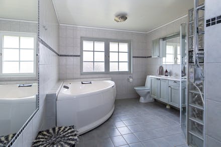 Badrum med både badkar och dusch