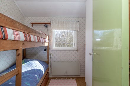 Sovrum med plats för våningssäng.