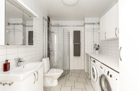 Välutrustat och praktiskt badrum med kakel, klinker och golvvärme...
