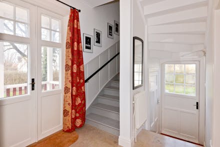Från hall/entré finns även utgång till baksidan och nedgång till källaren samt trappa till övre plan