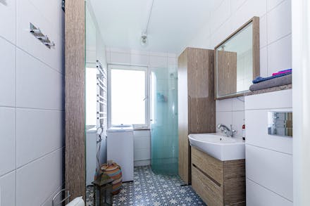 Fräscht badrum med egen tvättmaskin