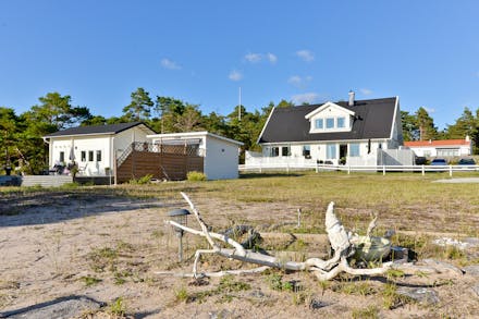 Två fastigheter på första parkett med fri havsutsikt och båda är till salu