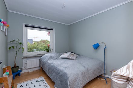 Sovrum 3 med laminatgolv och fönster