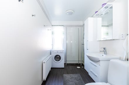 Nyrenoverat badrum med egen tvättmaskin.