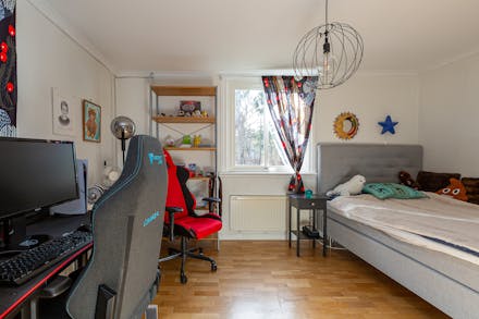 Stort och bra sovrum med förvaring via fyra garderober på motsatt vägg