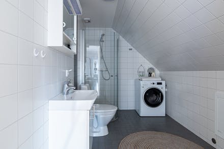 Helkaklat badrum med klinkergolv och golvvärme
