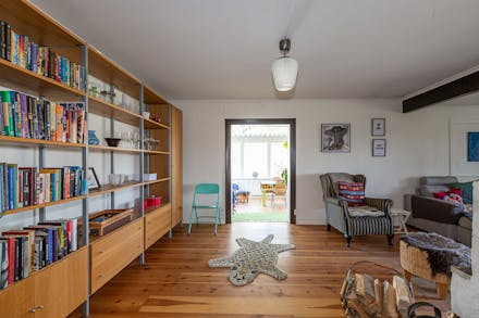 Vardagsrum med det vackra Gotlandsgolvet som ligger på flertalet ställen i huset