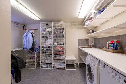 Praktisk tvättstuga med klinkergolv, tvättmaskin och torktumlare