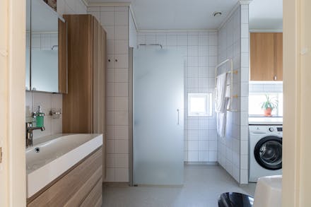 Badrum med ny inredning och dusch