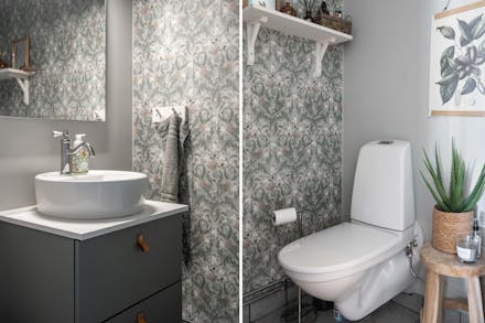 Separat toalett med vägghängd wc och tvättställ/kommod