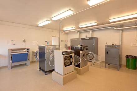 Modern tvättstuga med nyare maskiner