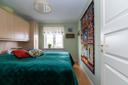 Sovrum 1 med laminatgolv och fönster