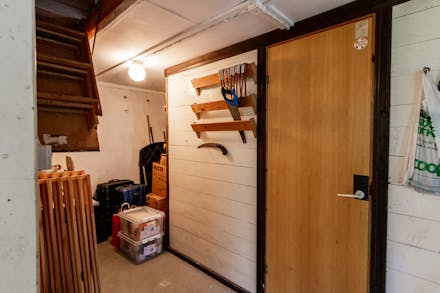 Garaget har ett isolerat rum som tidigare fungerat som kontor.